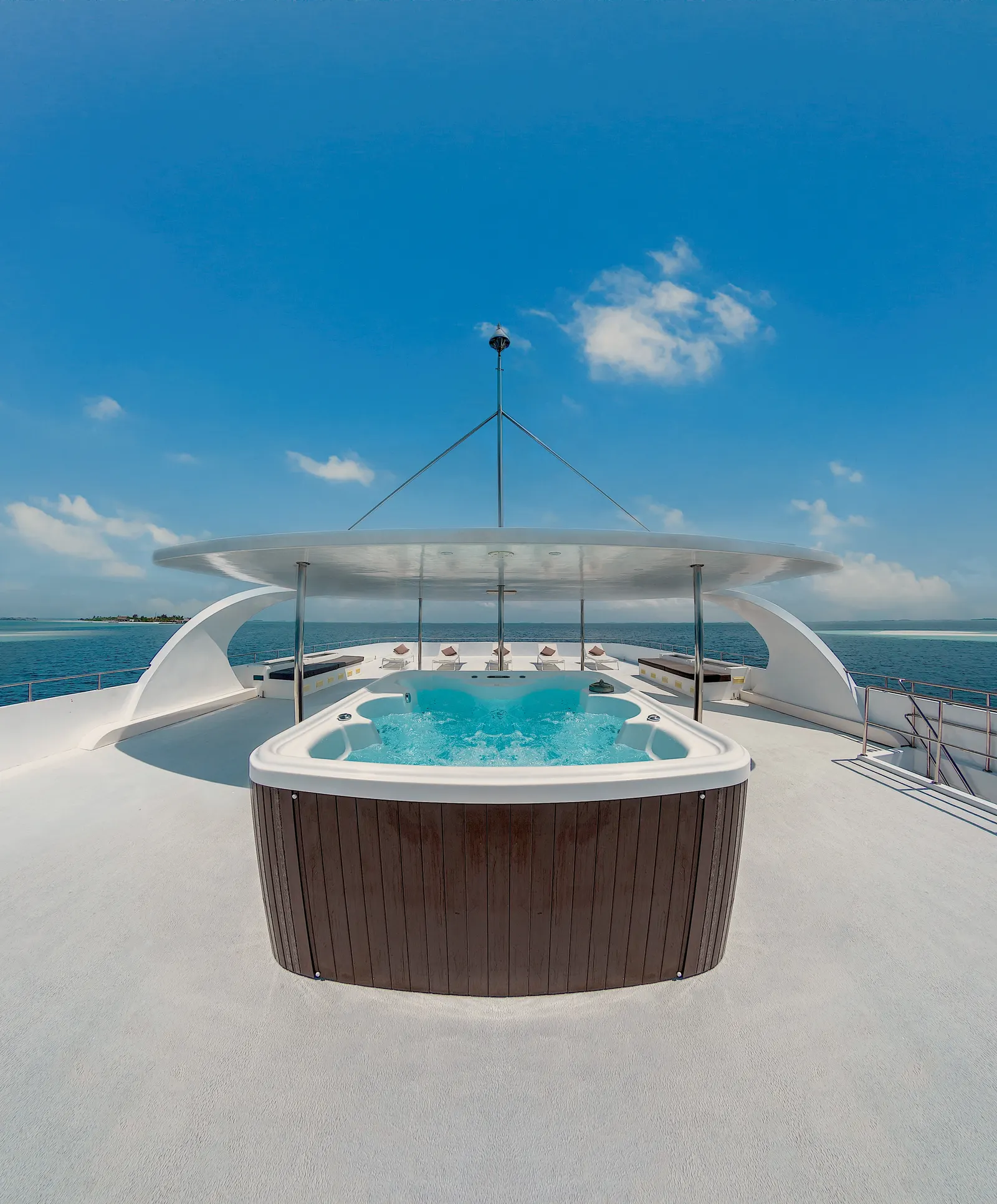 A Maldives Liveaboard for Non-Divers and Groups: Does It Work?