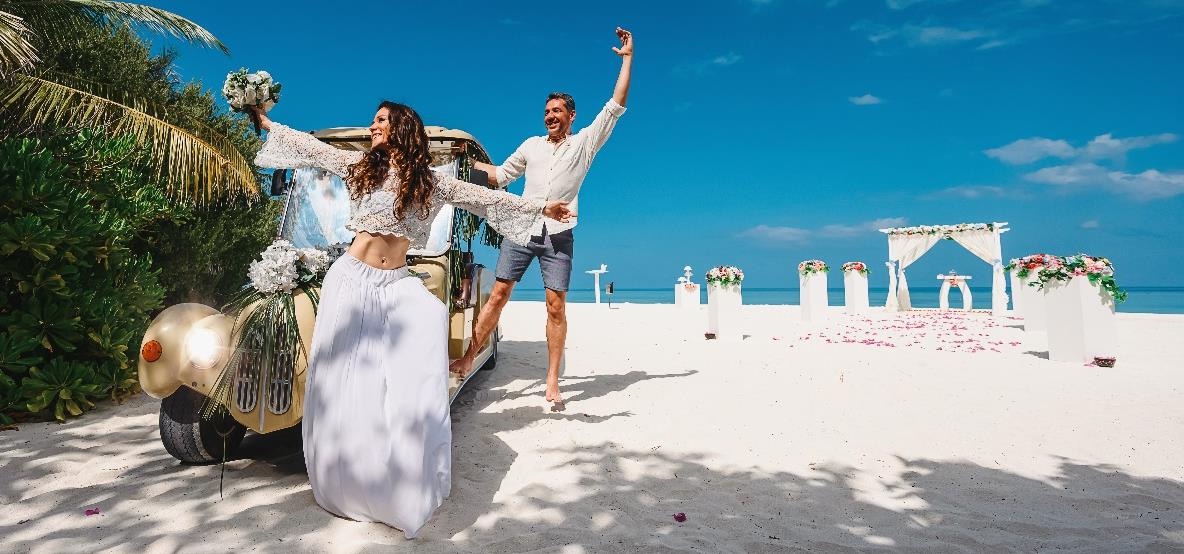 Wedding couple with Boduberu drummers at Sun Siyam Olhuveli